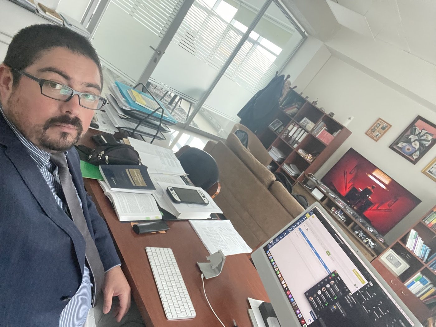 Puesto de trabajo dentro de la oficina del estudio