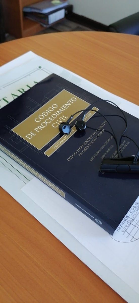 Código de procedimiento sobre un escritorio del estudio
