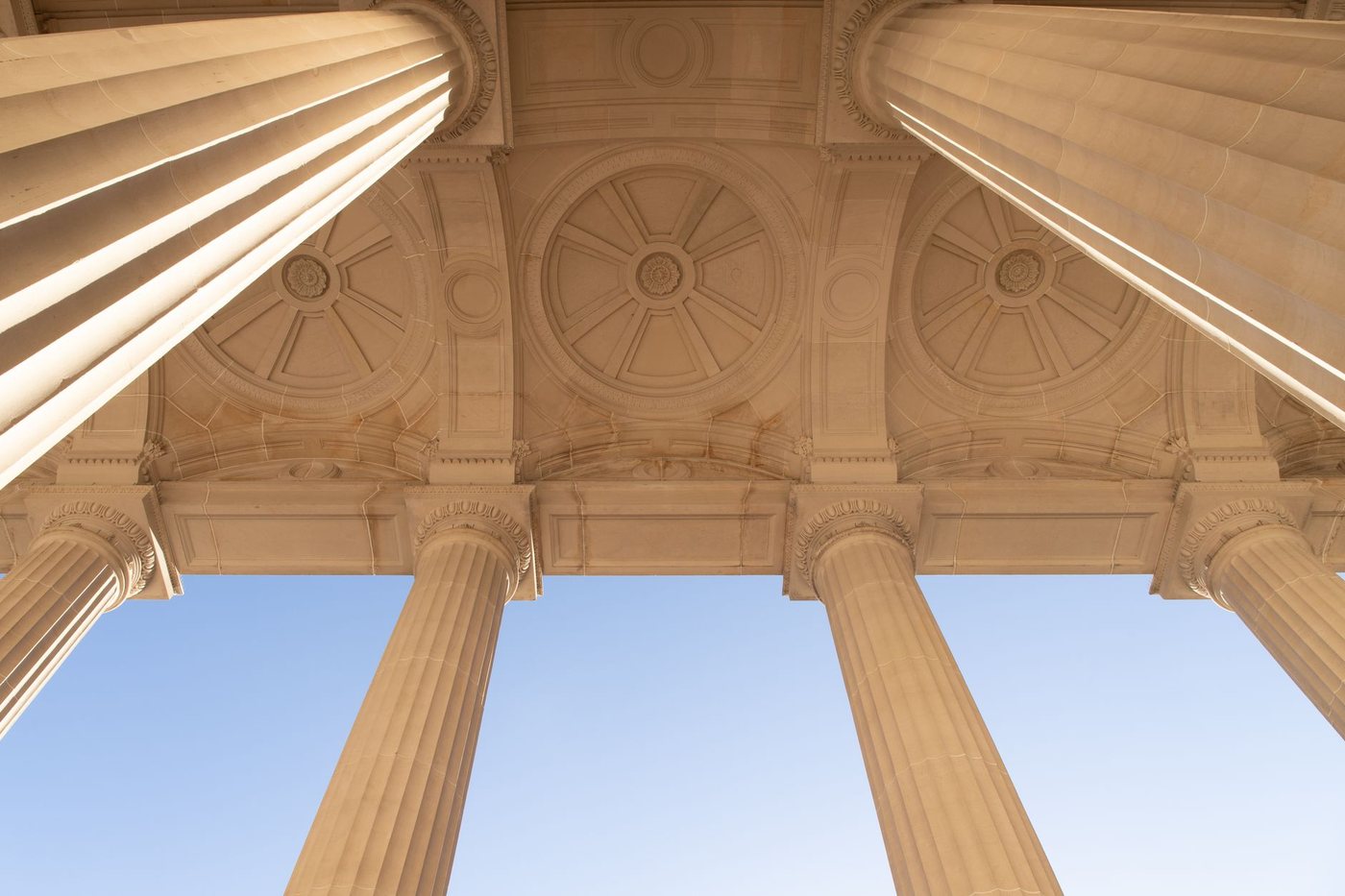 Columnas de un edificio judicial vistas desde abajo
