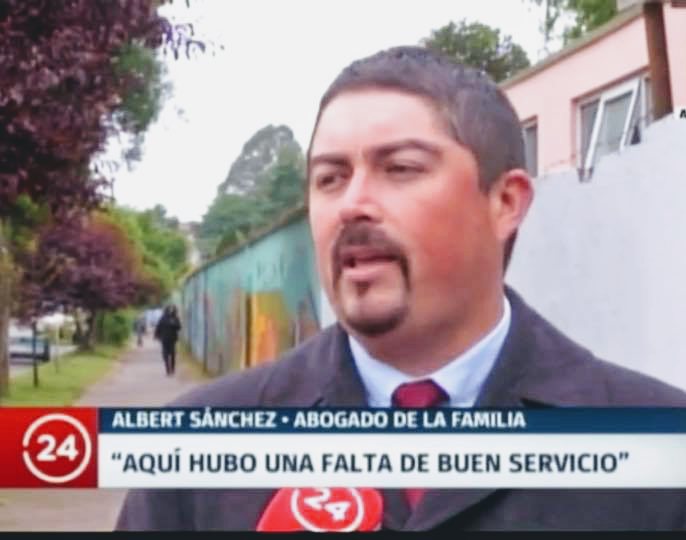 Albert Sánchez entrevistado en televisión abierta, identificado en pantalla como abogado de la familia