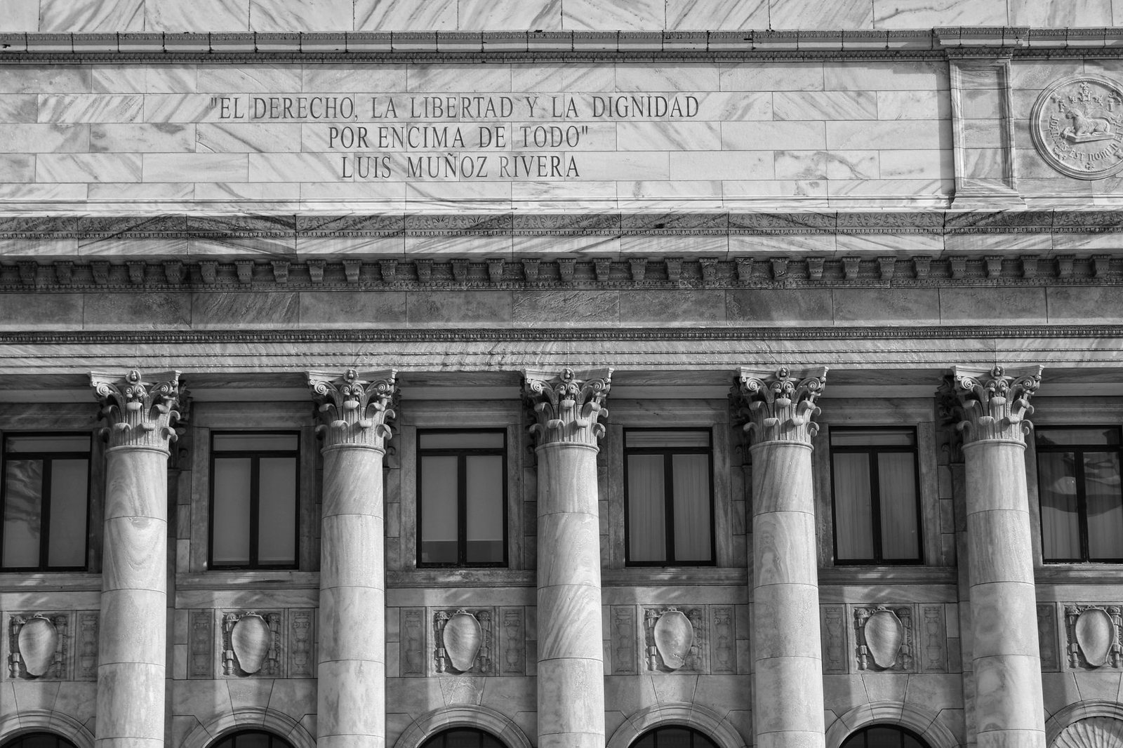 Frontis de un edificio judicial con una inscripción sobre el derecho
